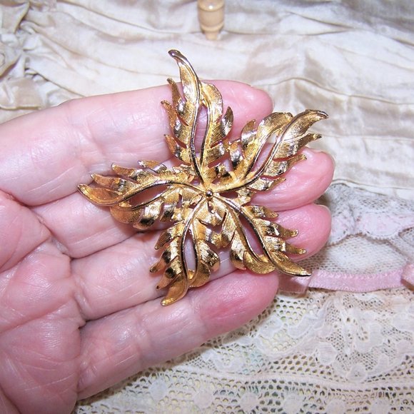 Designer Signed Torino Yellow Gold Tone Metal Pin Brooch - Leafy Starfish - Picture 3 of 8